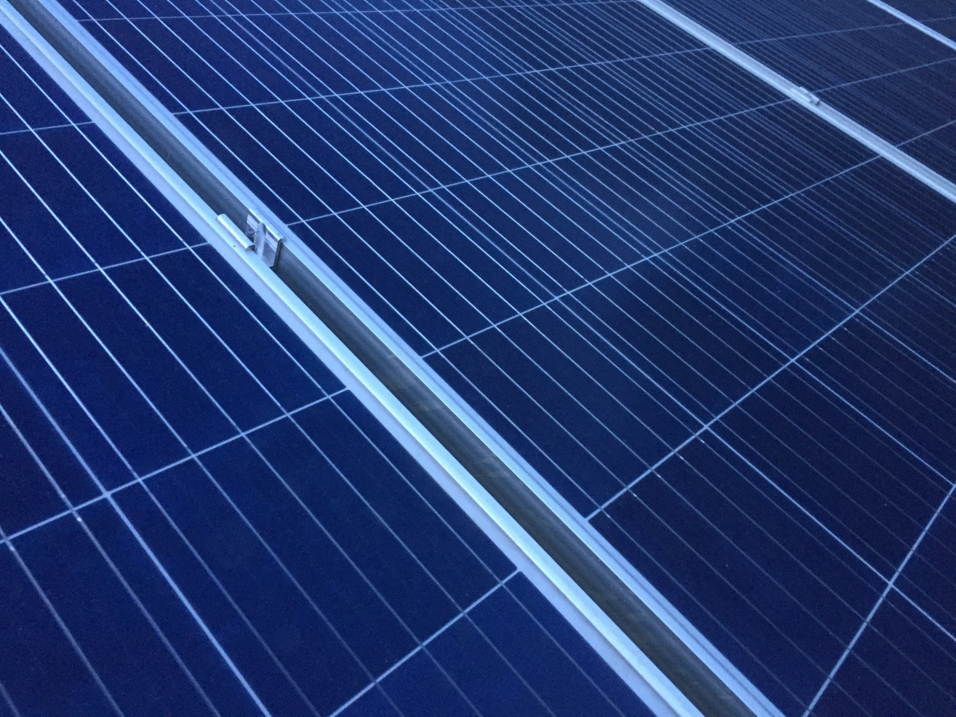 Technicus inspecteert zonnepanelen op een dak