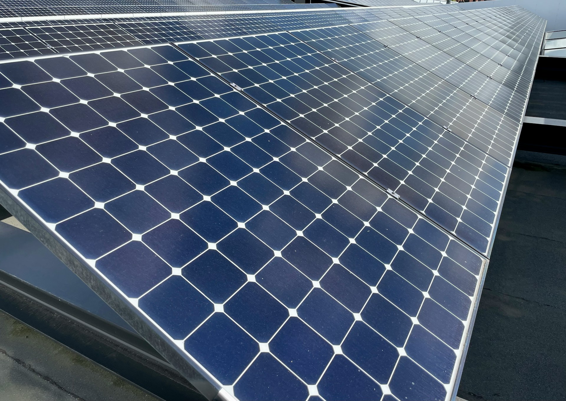 Beschadigde zonnepanelen na een storm