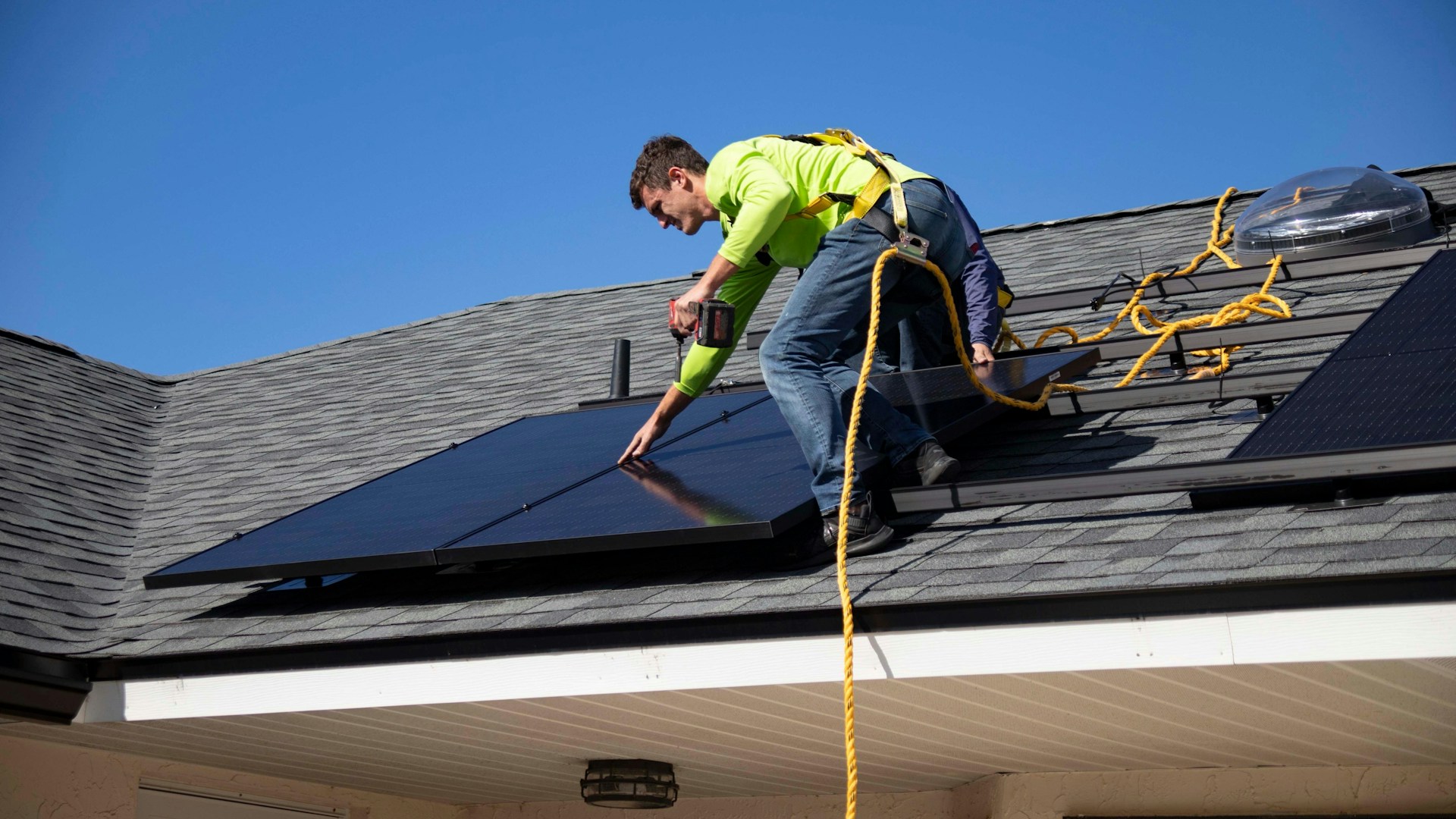 Zonnepanelen op een plat dak